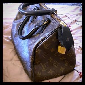 Classic Louis Vuitton small Speedy handbag!
